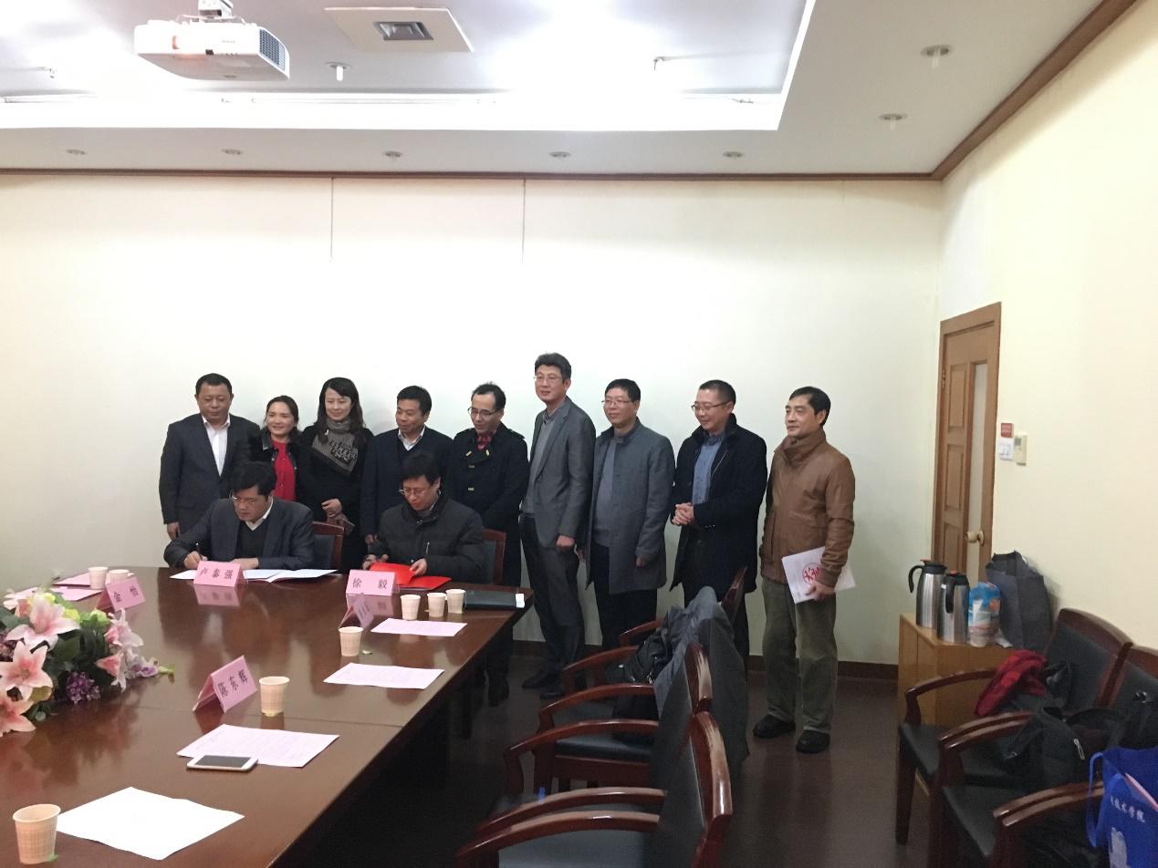 徐毅和卢泰强签署了上海市学位办“建筑防水材料”专业学位研究生实践基地协议