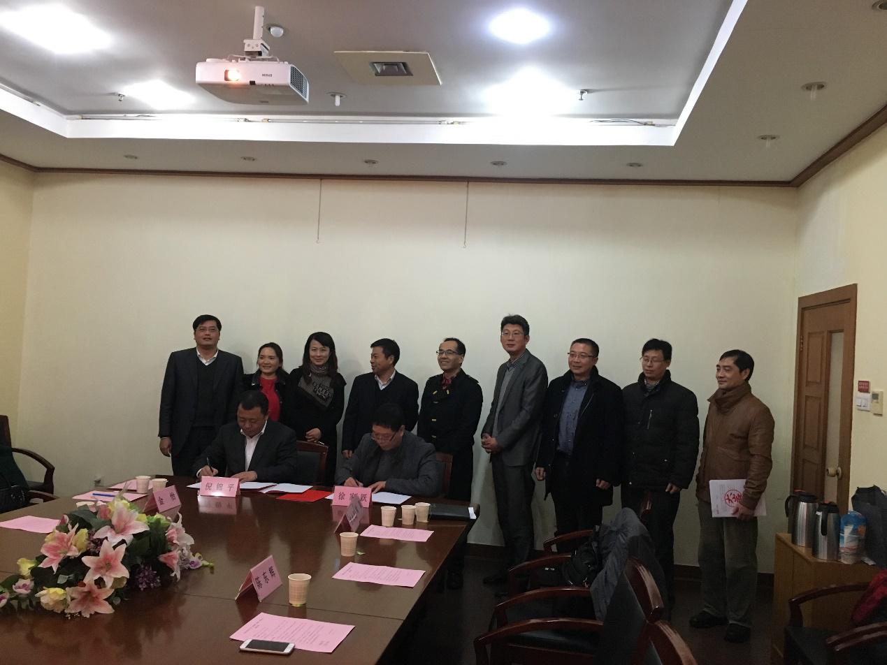 徐家跃和倪锦平签署了上海应用技术大学-上海建材集团防水材料有限公司研究生基地协议
