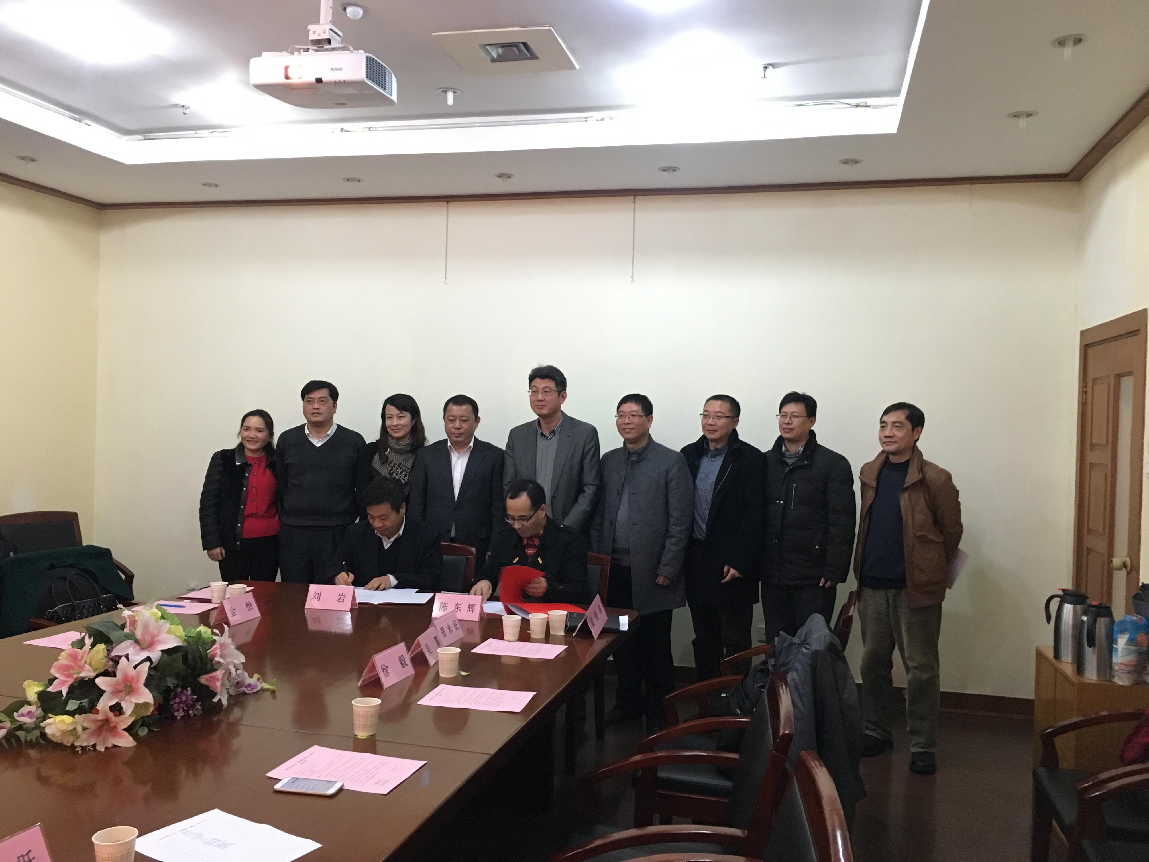 陈东辉和刘岩签署上海应用技术大学-上海建材（集团）有限公司战略合作协议