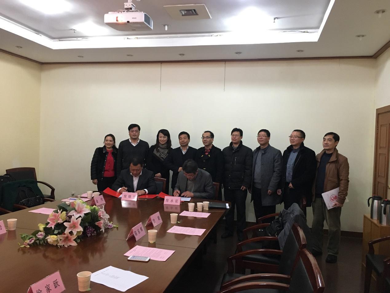 房永征主任和倪锦平签署了上海应用技术大学-上海建材集团防水材料有限公司共建《建筑防水材料技术联合研发中心》合作协议